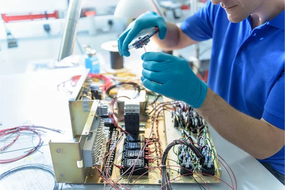 Assembleur / Assembleuse en produits électriques et électroniques